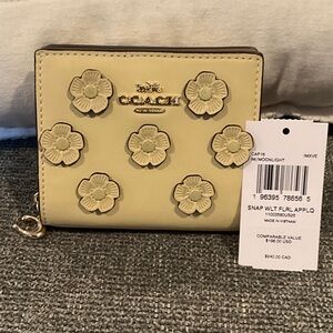 Coach Cream Floral Appliqué Wallet. Gold logo and hardware. NWT